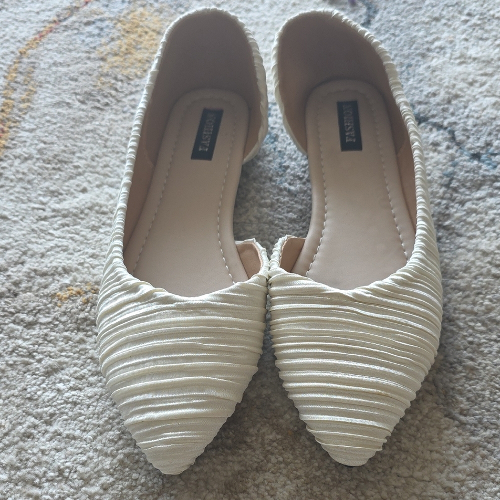 Almost New Beautiful Off-white / Cream Pointed Toe Slip On Flats Read 9.5 Sizing